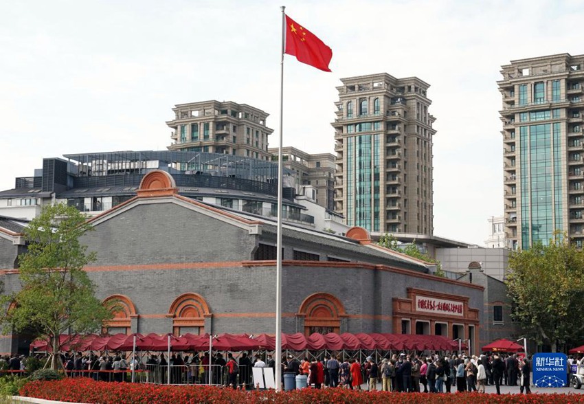 사람들이 중국공산당 제1차 전국대표대회(1차 당대회) 기념관을 참관하기 위해 줄을 서고 있다. [11월 3일 촬영/사진 출처: 신화사]