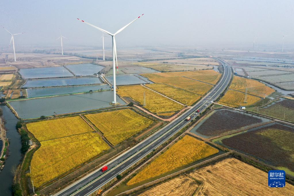 장쑤성 양저우시 루둬(魯垛)진 5만 2800킬로볼트암페어 풍력발전사업 [11월 3일 드론 촬영/사진 출처: 신화망]