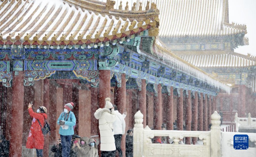 관광객들이 눈 내리는 고궁을 유람하고 있다. [11월 7일 촬영/사진 출처: 신화사]