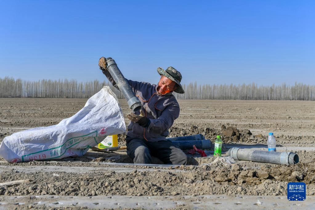 루가오린은 파종을 마친 밭의 점적관수 설비를 정비해 액비 공급에 만전을 기한다. [4월 15일 촬영/사진 출처: 신화망]