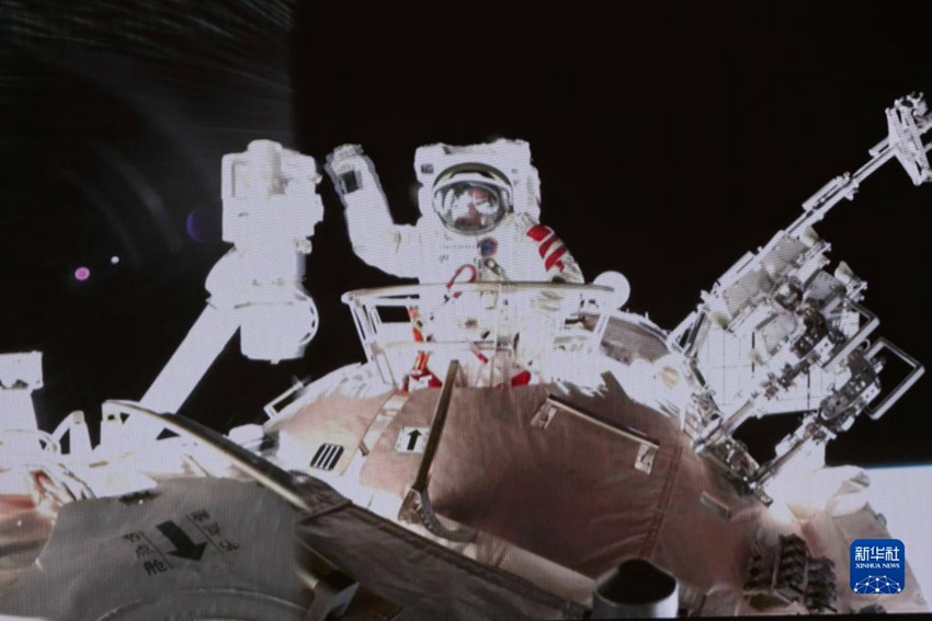 자이즈강이 우주선 밖 임무를 마친 후 손을 흔들고 있다. [11월 8일 촬영/사진 출처: 신화사]