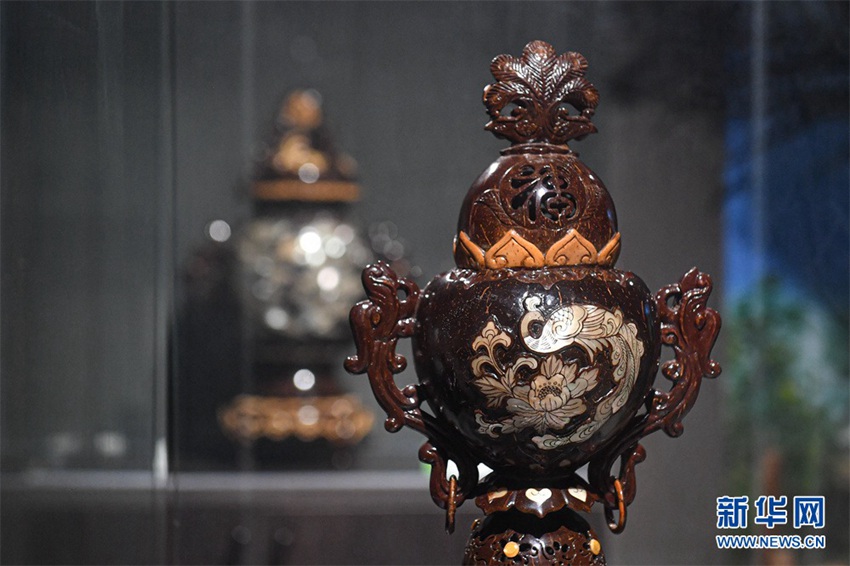 10월 9일 하이커우시 룽화구 문화관에서 촬영한 커추펑의 야자조각공예품 [사진 출처: 신화사]
