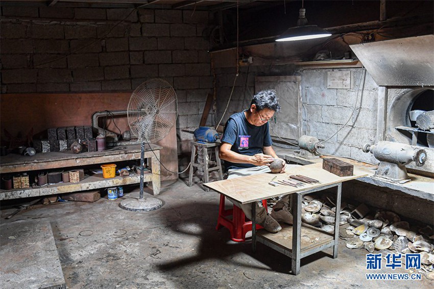 커추펑이 야자공예 조각작업 중이다. [9월 14일 촬영/사진 출처: 신화사]