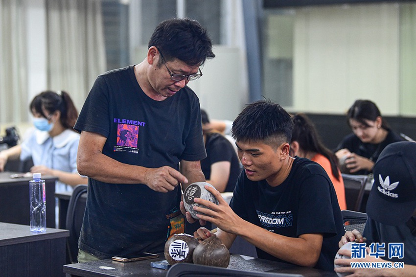 커추펑은 학생들에게 야자조각공예법을 수업하는 중이다. [10월 20일 촬영/사진 출처: 신화사]