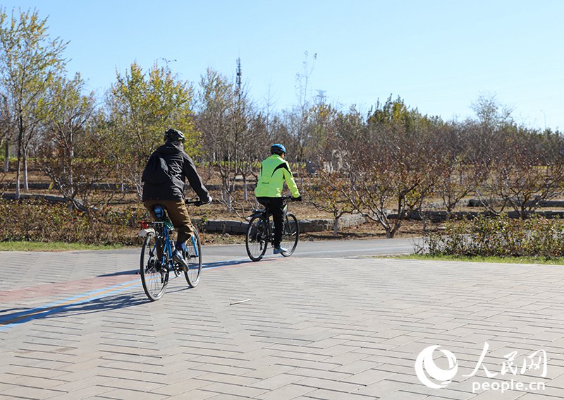 시민들이 베이징 동계올림픽 공원에서 자전거를 타고 있다. [사진 출처: 인민망]