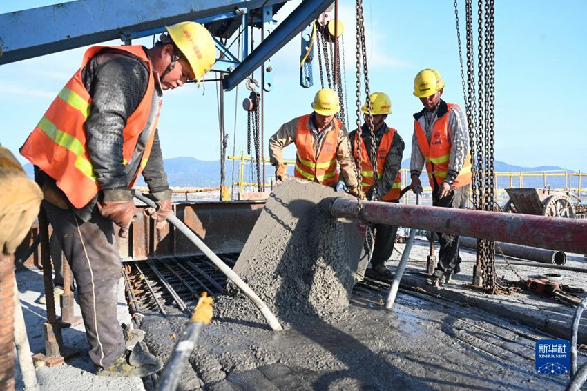 작업자들이 푸샤 고속철 메이저우만 해상대교 연결 부분에서 공사를 하고 있다. [11월 13일 촬영/사진 출처: 신화사]