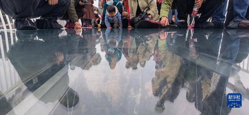 관광객들이 장자제 유리다리 아래로 번지점프를 구경하고 있다. [11월 12일 촬영/사진 출처: 신화사]
