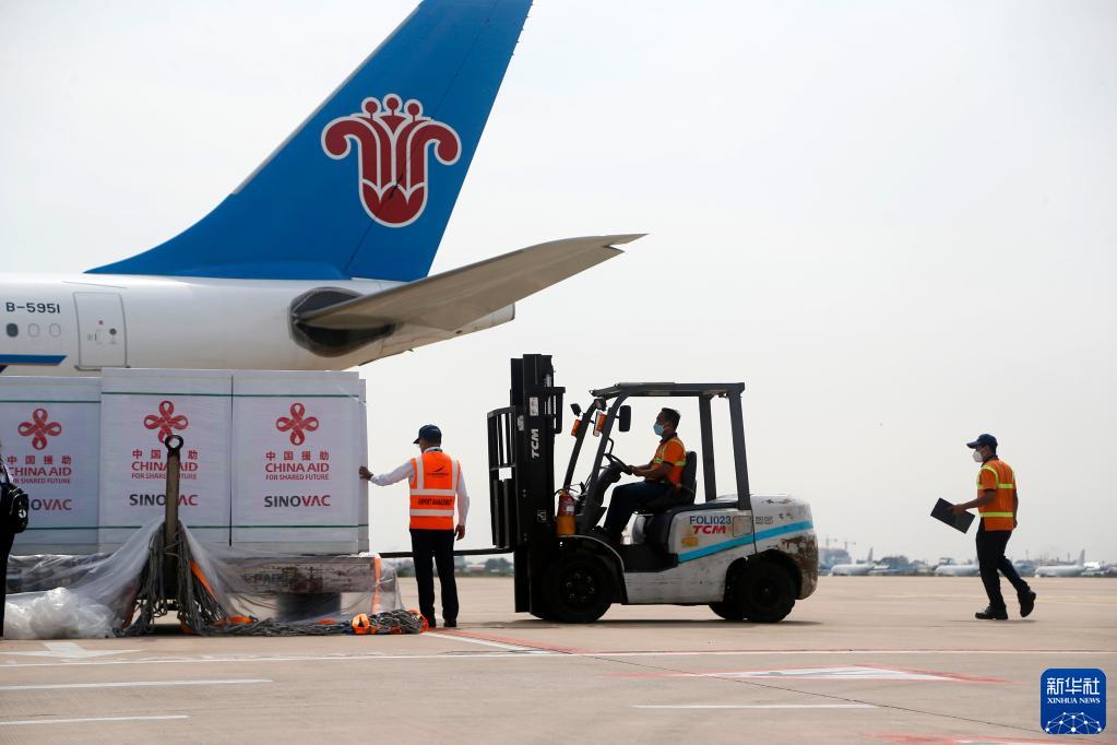 11월 17일, 중국 지원 7차 코로나19 백신이 캄보디아 프놈펜 국제공항에 도착했다. [11월 17일 촬영/사진 출처: 신화사]