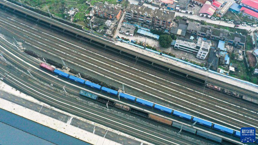 구이저우 첫 중국-유럽 화물열차(남색열차)가 구이양시 두라잉역에 있다. [11월 18일 드론 촬영/사진 출처: 신화사]