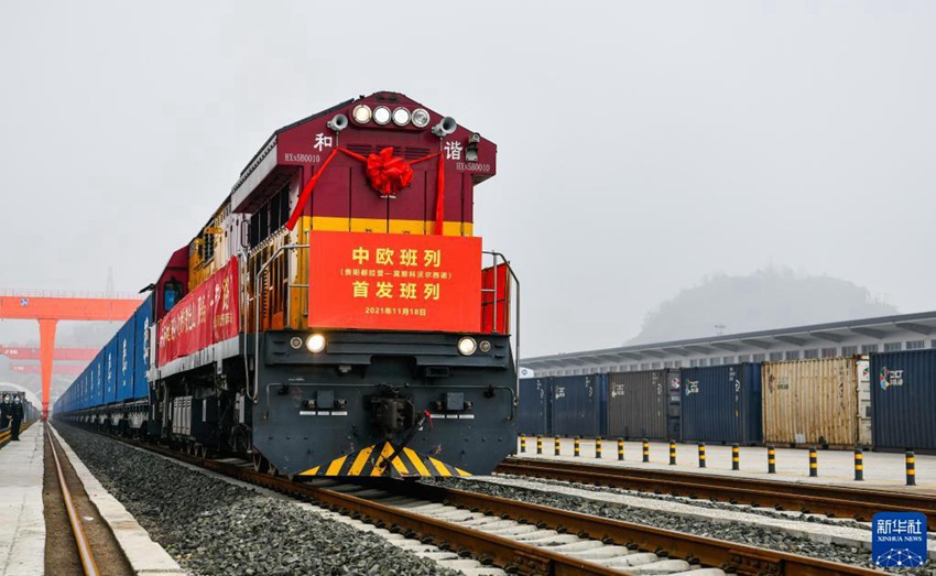 중국-유럽 화물열차가 구이저우 두라잉 국제육해 물류항에 있다. [11월 18일 촬영/사진 출처: 신화사]