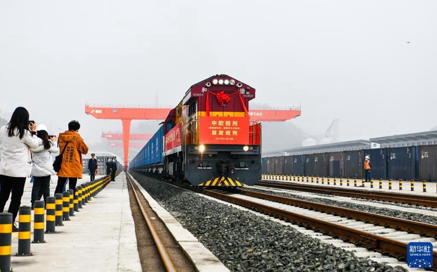 11월 18일, 중국-유럽 화물열차가 구이저우 두라잉 국제육해 물류항에서 발차했다. [사진 출처: 신화사]