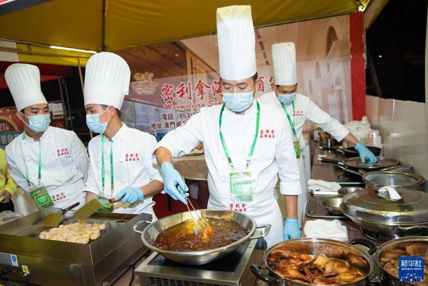 11월 19일, 노점상들이 제21회 마카오 푸드페스티벌에서 음식을 만들고 있다. [사진 출처: 신화사]