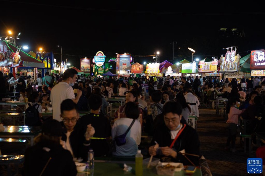 11월 19일, 푸드페스티벌에서 많은 먹거리가 시민을 즐겁게 한다. [사진 출처: 신화사]