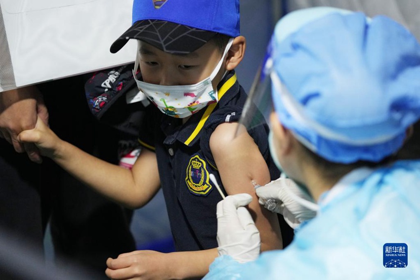 의료진이 어린이에게 코로나19 백신을 접종하고 있다. [사진 출처: 신화사]