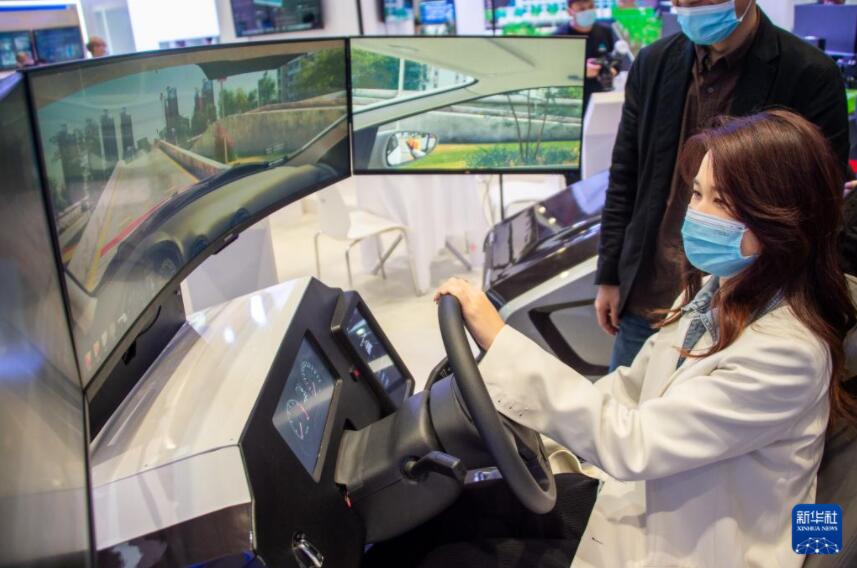 관람객이 지난 19일 5G+산업인터넷 성과 전시회에서 스마트 운전 시뮬레이터를 직접 체험하고 있다. (사진/신화통신)