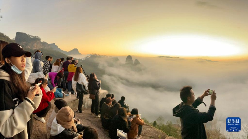 관광객들이 산 정상에서 일출을 구경하고 있다. [11월 19일 촬영/사진 출처: 신화사]