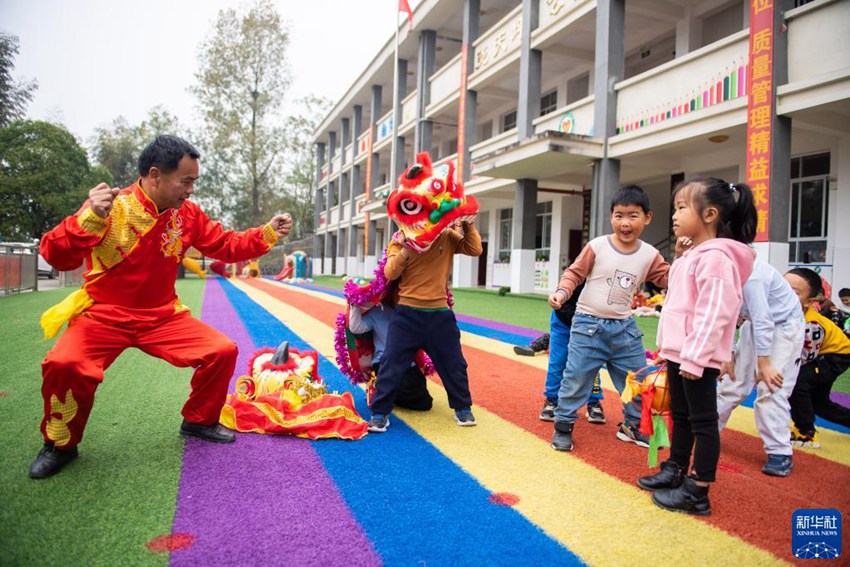 야오톈핑진 유치원에서 용사 예술가 원마이추가 어린이들을 데리고 사자춤을 연습한다. [11월 17일 촬영/사진 출처: 신화사]