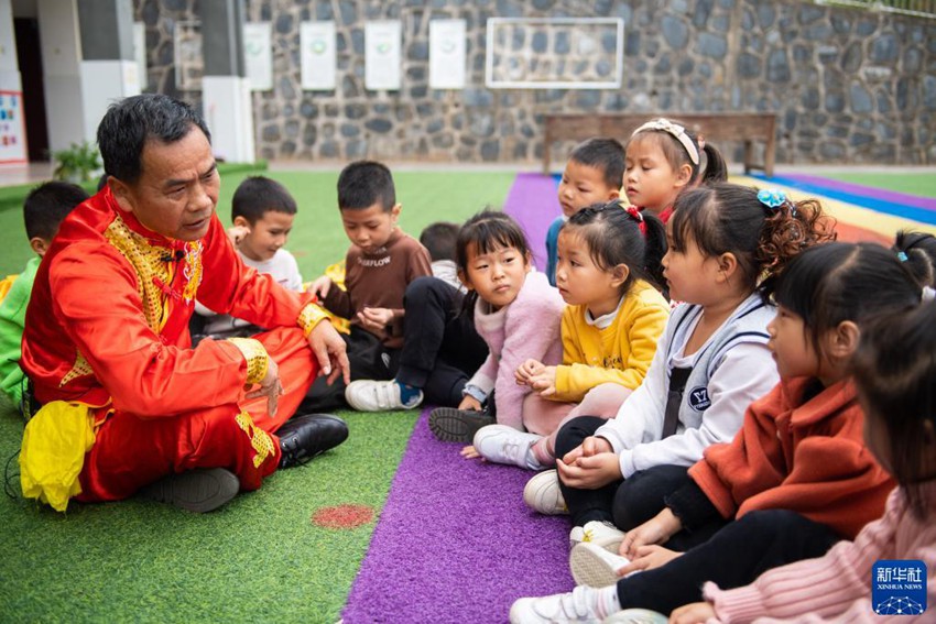 야오톈핑진 유치원에서 용사 예술가 원마이추가 어린이들에게 비물질문화유산 수업을 한다. [11월 17일 촬영/사진 출처: 신화사]