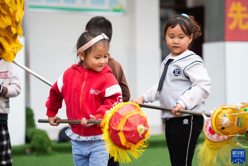 야오톈핑진 유치원에서 어린이들이 용춤을 연습하고 있다. [11월 17일 촬영/사진 출처: 신화사]