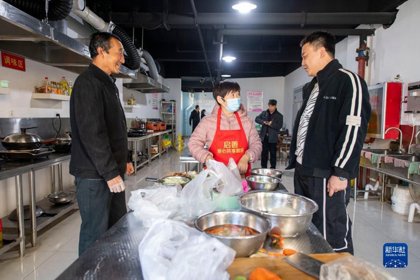 치수창이 밥을 하러 온 사람들과 담소를 나눈다. [11월 16일 촬영/사진 출처: 신화사]