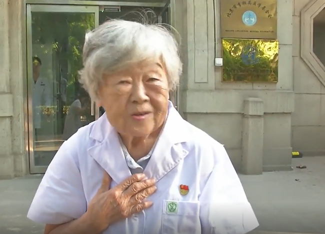 100세 의사 리환잉 [사진 출처: 인민망 인민영상(人民視頻)]