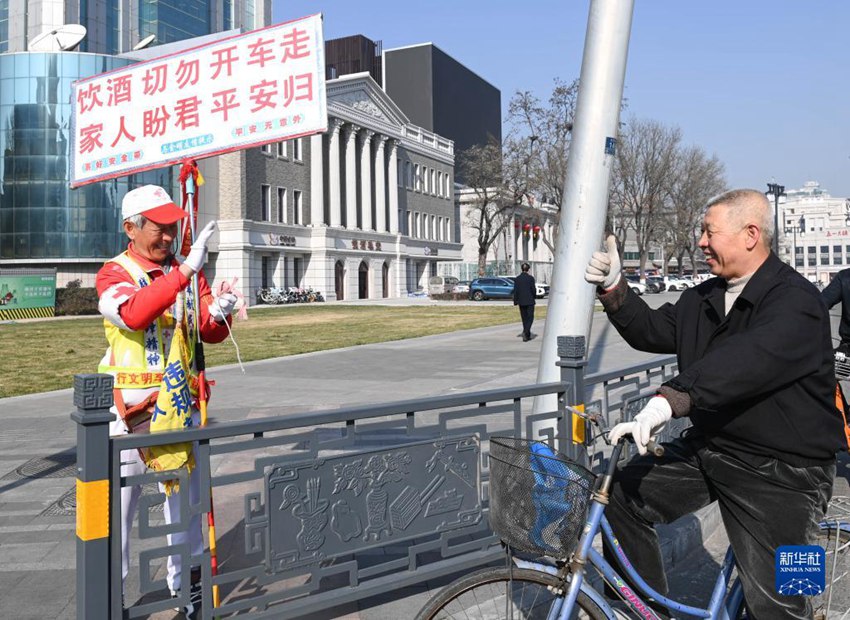마진밍 씨가 교통정리를 하고 있다. 사람들은 그의 선행에 칭찬과 격려를 표했다. 많은 시민이 그에게 친절하게 인사한다. [11월 17일 촬영/사진 출처: 신화사]