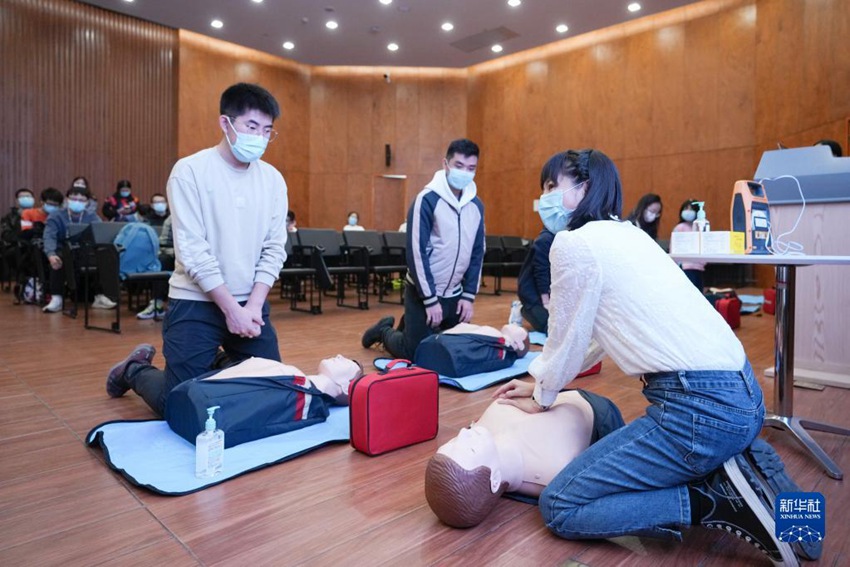 칭화대학교 병원 의사 리징링(오른쪽 첫 번째)이 학생들에게 심폐소생술을 가르치고 있다. [사진 출처: 신화사]