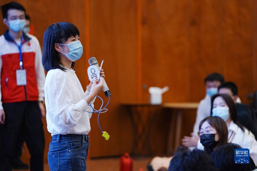 칭화대학교 병원 의사 리징링이 학생들에게 AED의 사용법을 가르치고 있다. [사진 출처: 신화사]