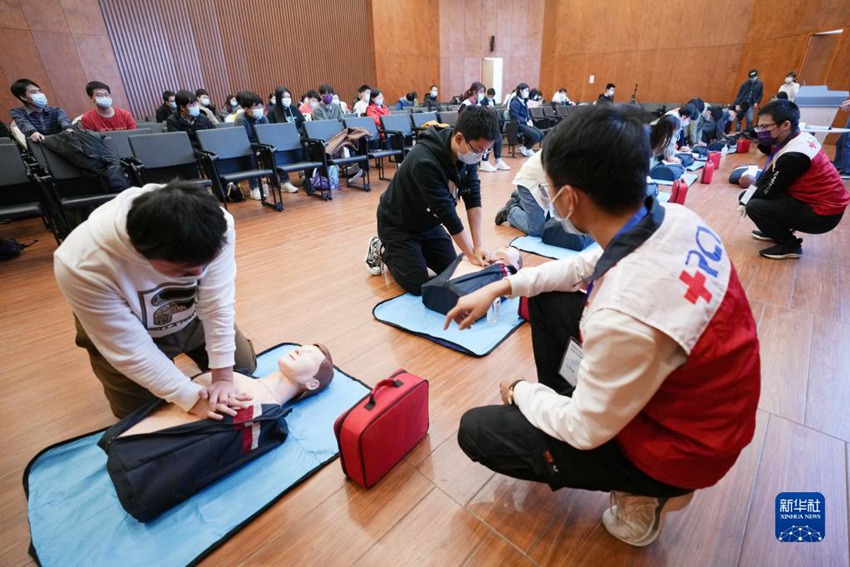 11월 28일, 동계올림픽 자원봉사자들이 응급 구조 교육에서 심폐소생술을 배우고 있다. [사진 출처: 신화사]