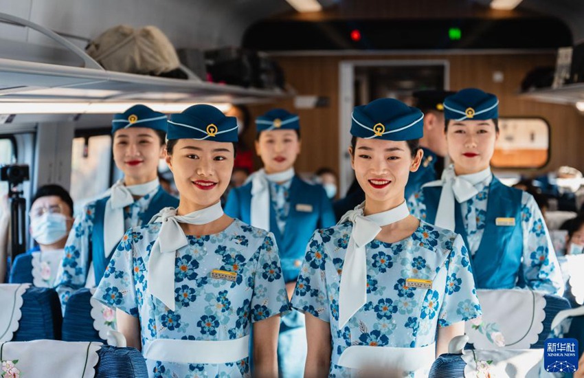 11월 26일, 열차 승무원들이 중국·라오스 철도 언론 시승식에서 유니폼을 선보이고 있다. [사진 출처: 신화사]