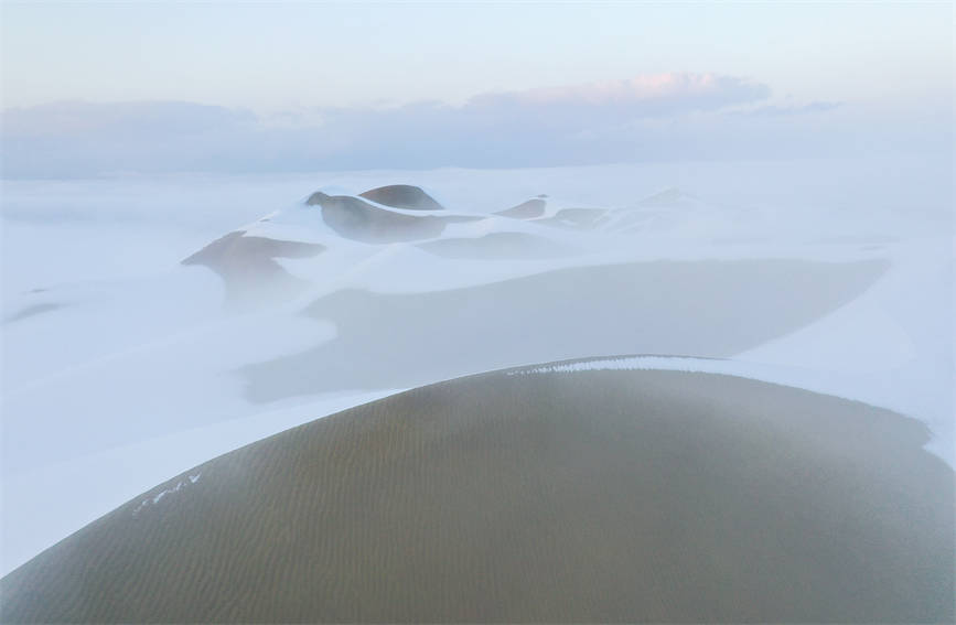 옅은 안개가 낀 타커라마간 사막의 설경 [사진 출처: 인민망]