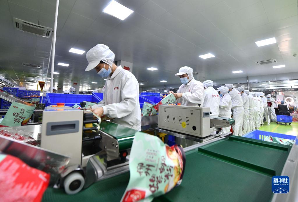 11월 23일 광시에 소재한 포장형 뤄쓰펀 제품 생산 공장에서 일하는 인부들 [사진 출처: 신화사]
