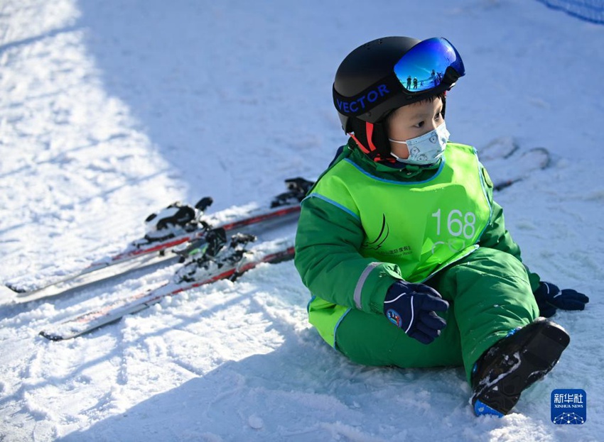 어린이가 스키를 타다 잠시 쉬고 있다. [11월 19일 촬영/사진 출처: 신화사]