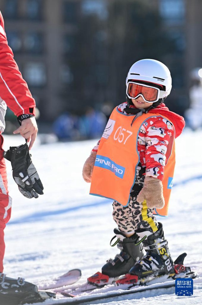 어린이가 스키를 타고 있다. [11월 19일 촬영/사진 출처: 신화사]