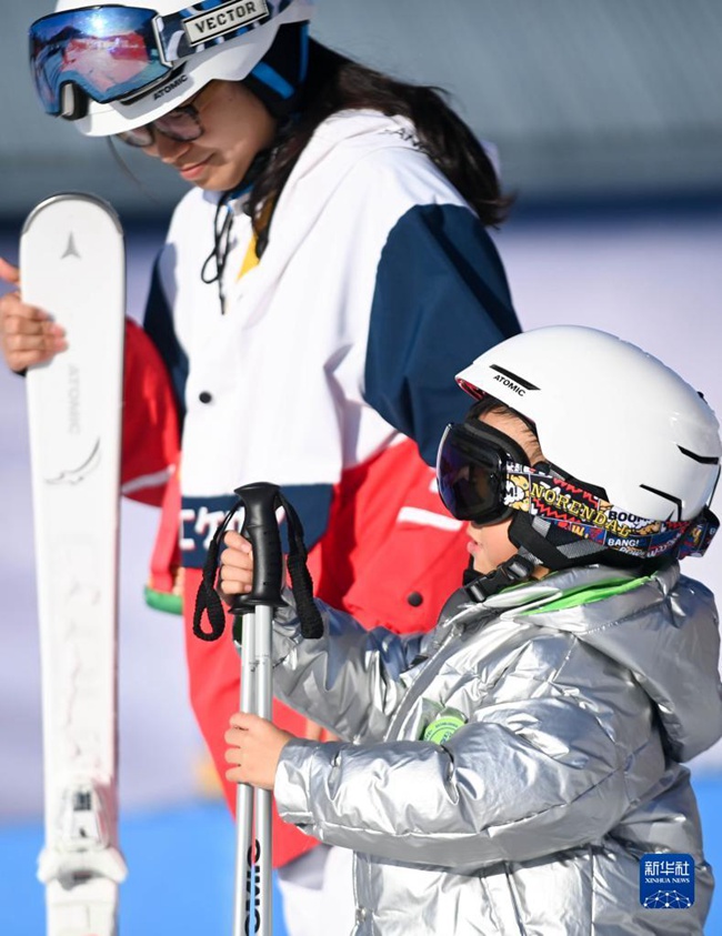 어린이가 스키 장비를 준비하고 있다. [11월 19일 촬영/사진 출처: 신화사]