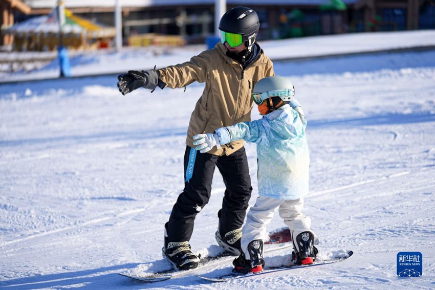 어린이가 아버지의 지시에 따라 스키를 타고 있다. [11월 19일 촬영/사진 출처: 신화사]