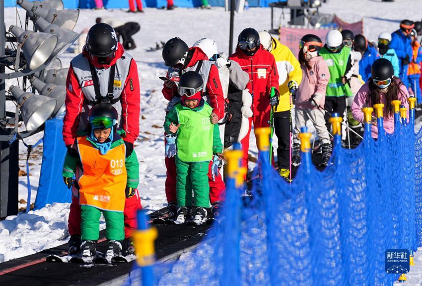 창바이산 국제리조트 스키장에서 몇몇 어린이가 선생님의 안내에 따라 리프트를 타고 있다. [11월 19일 촬영/사진 출처: 신화사]