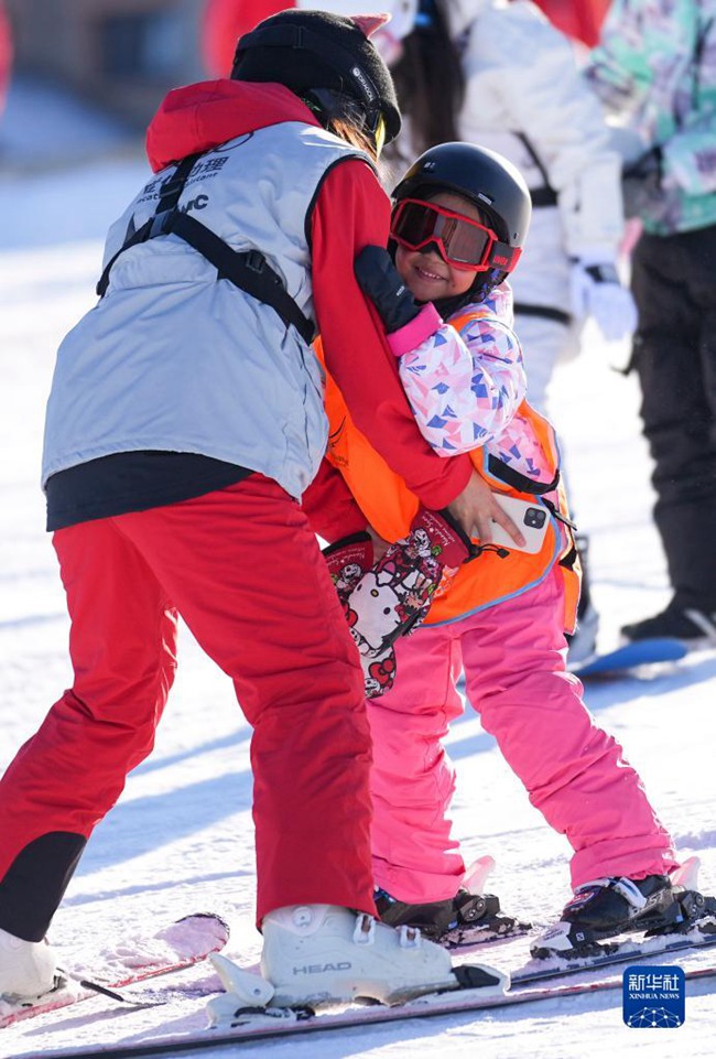 어린이와 스키 선생님이 서로 포옹하고 있다. [11월 19일 촬영/사진 출처: 신화사]