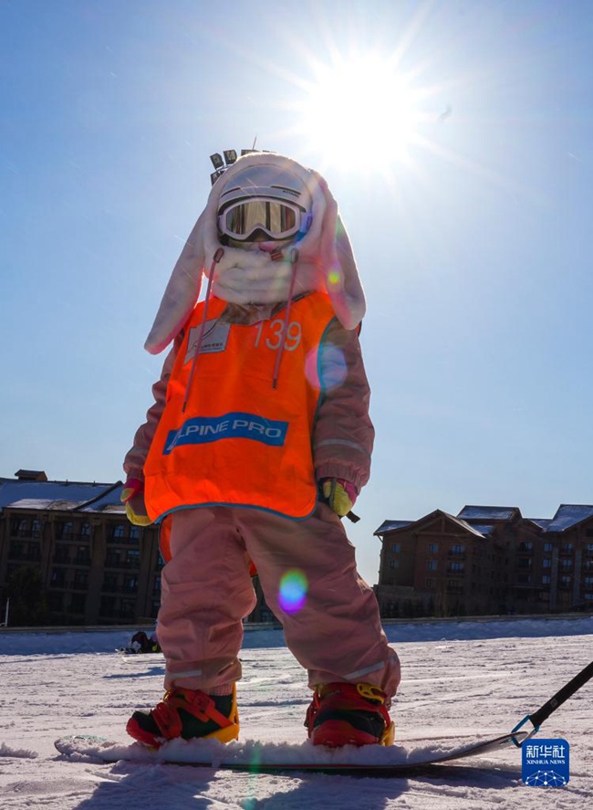 어린이 한 명이 스키를 체험하고 있다. [11월 19일 촬영/사진 출처: 신화사]