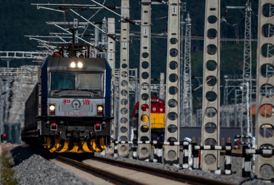 비엔티안 도착한 첫 쿤밍발 중국-라오스 국제 열차 