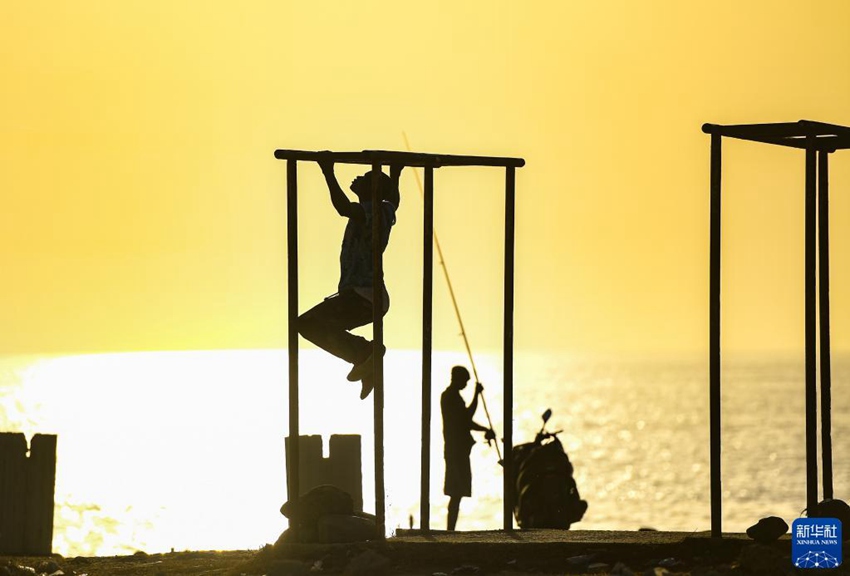 세네갈 수도 다카르 해변에서 사람들이 운동 기구를 사용하고 있다. [11월 24일 촬영/사진 출처: 신화사]