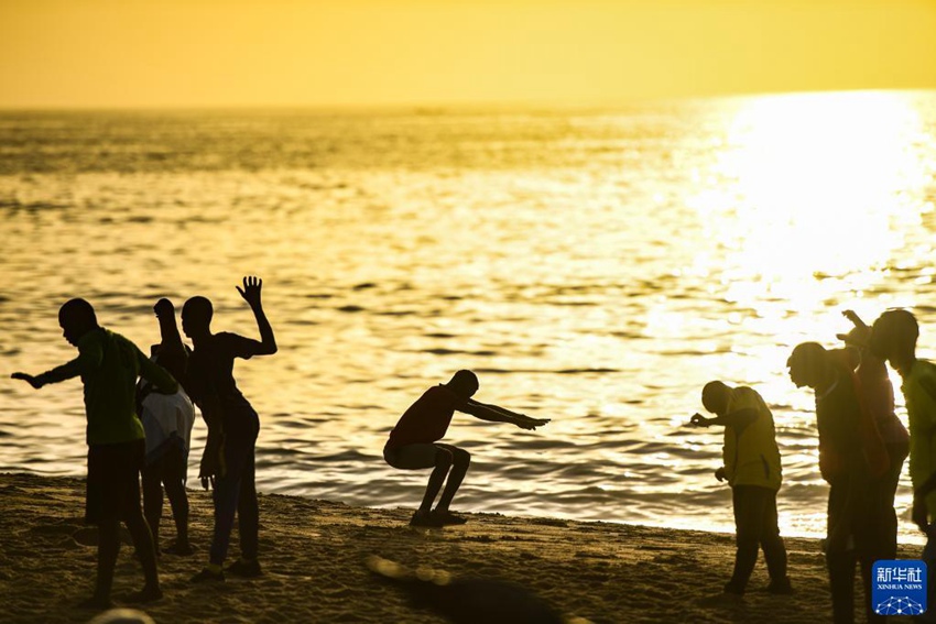 세네갈 수도 다카르 해변에서 사람들이 운동하고 있다. [11월 24일 촬영/사진 출처: 신화사]
