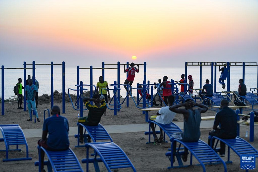 세네갈 수도 다카르 해변에서 사람들이 운동 기구를 사용하고 있다. [11월 24일 촬영/사진 출처: 신화사]