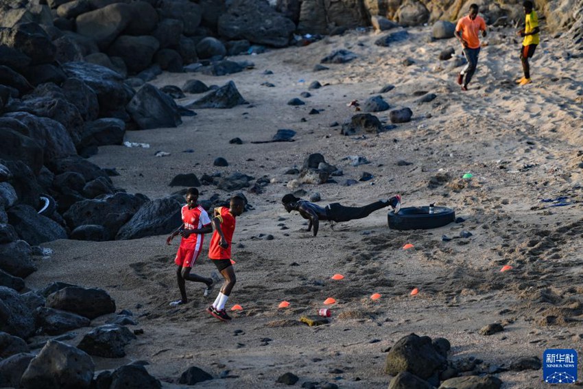 세네갈 수도 다카르 해변에서 사람들이 운동하고 있다. [11월 24일 촬영/사진 출처: 신화사]