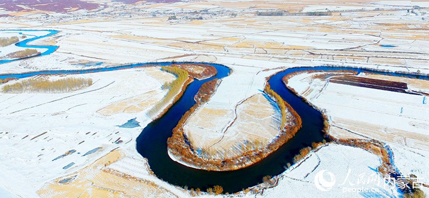 드론으로 촬영한 ‘얼지 않는 강’ [사진 출처: 인민망]