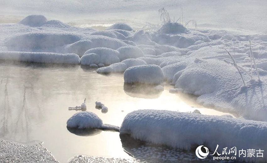 얼지 않는 강에 피어오르는 수증기 [사진 출처: 인민망]