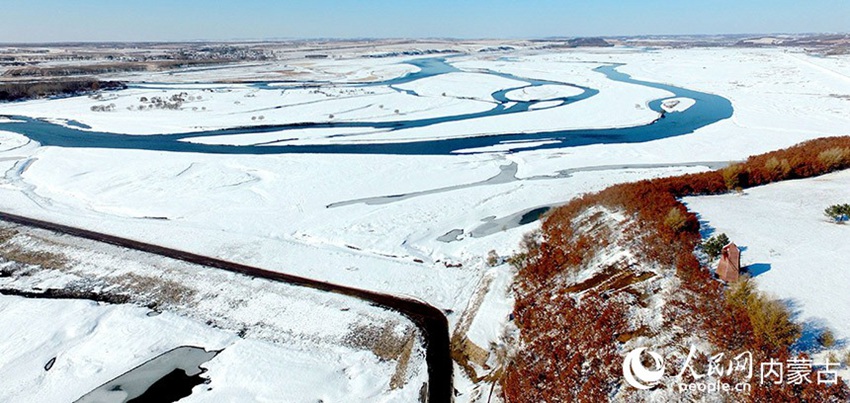 드론으로 촬영한 ‘얼지 않는 강’ [사진 출처: 인민망]