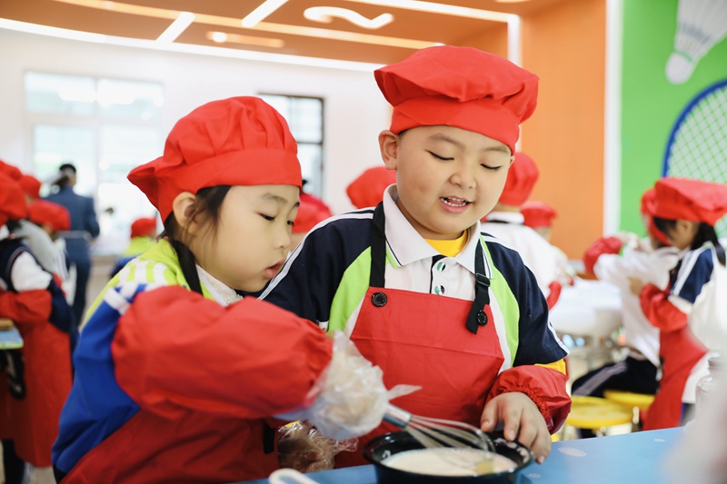 아이들이 직접 음식을 만들고 있다. [사진 출처: 인민망]