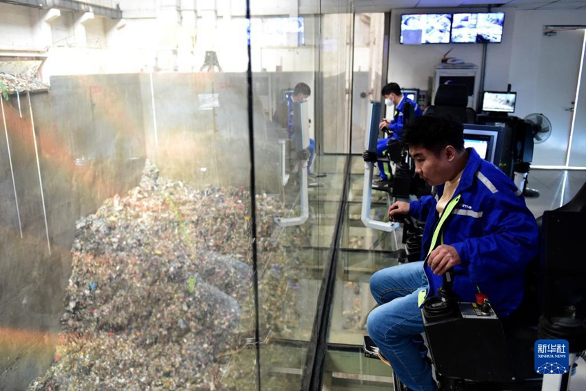 친환경에너지기업 직원들이 쓰레기 소각 작업을 진행한다. [11월 23일 촬영/사진 출처: 신화사]