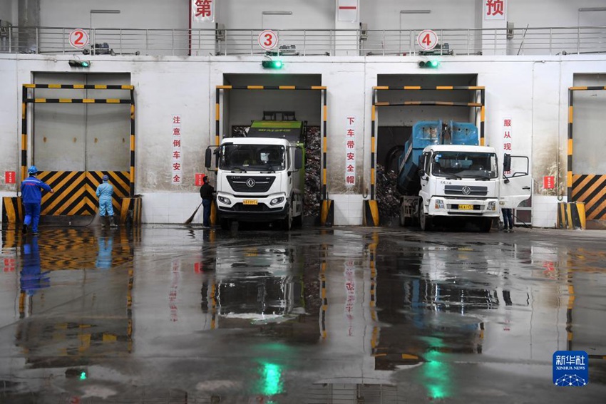쓰레기 운반차량이 생활 쓰레기를 쓰레기 창고로 모은다. [11월 23일 촬영/사진 출처: 신화사]